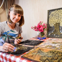 Вона вірить у щасливі дерева,  або Як «декретне» хобі стало заробітком на лікування